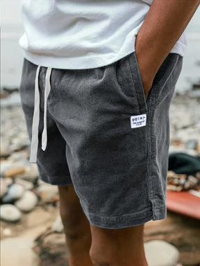 Scopri lo stile senza sforzo e il comfort che dura tutto il giorno con gli Shorts in Poliestere Velouré™!